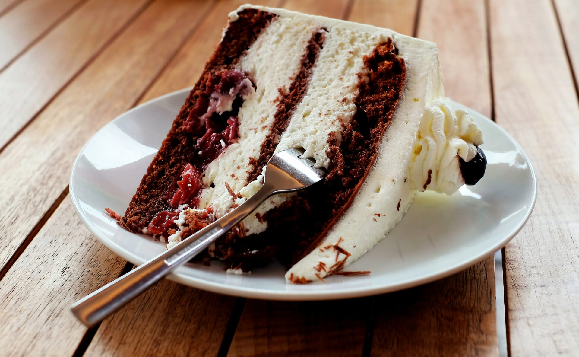 ein Stück Schwarzwälder Kirschtorte auf einem Teller