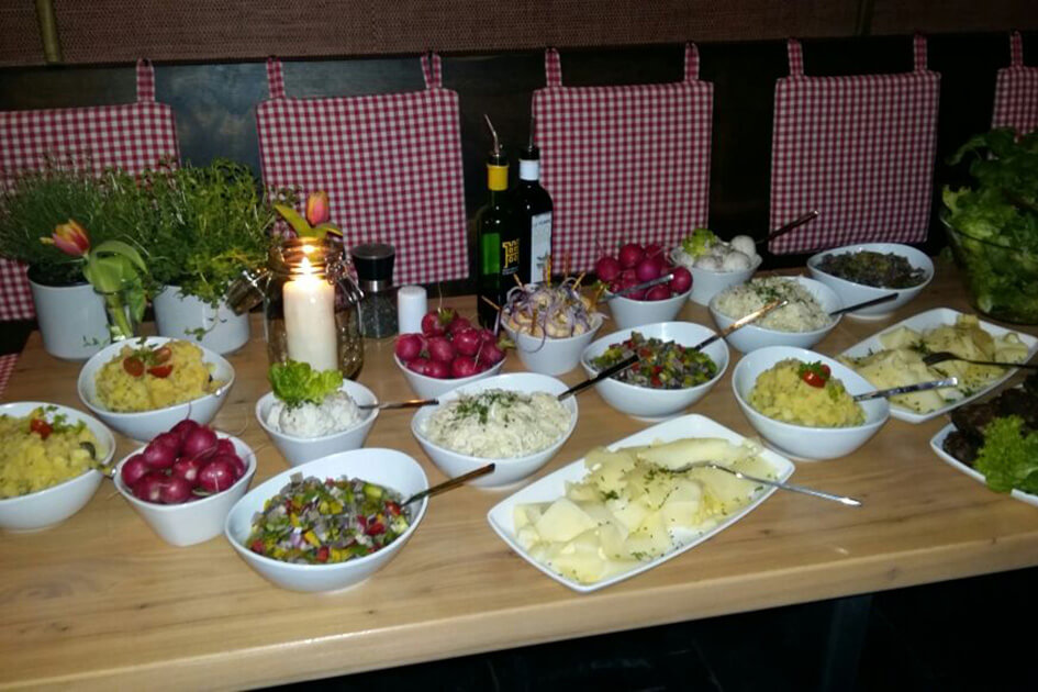 Tisch mit verschiedenen Salaten