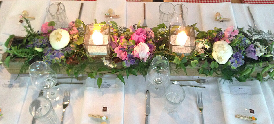 Tisch mit Blumen dekoriert